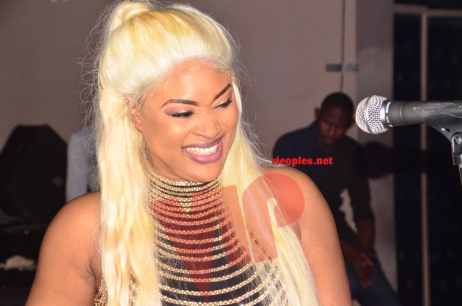 ADMIREZ, le new look blonde, fashion et stylé de TITI la lionne en live au Saraba.