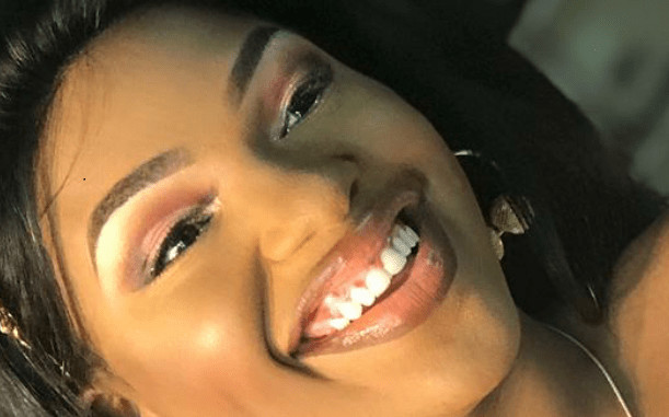Khadija, la fille d’Eva Tra de la TFM très souriante, suit les traces de sa mère !