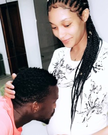 Ibou Touré embrasse le ventre de son épouse Adja Diallo, enceinte de leur deuxième enfant