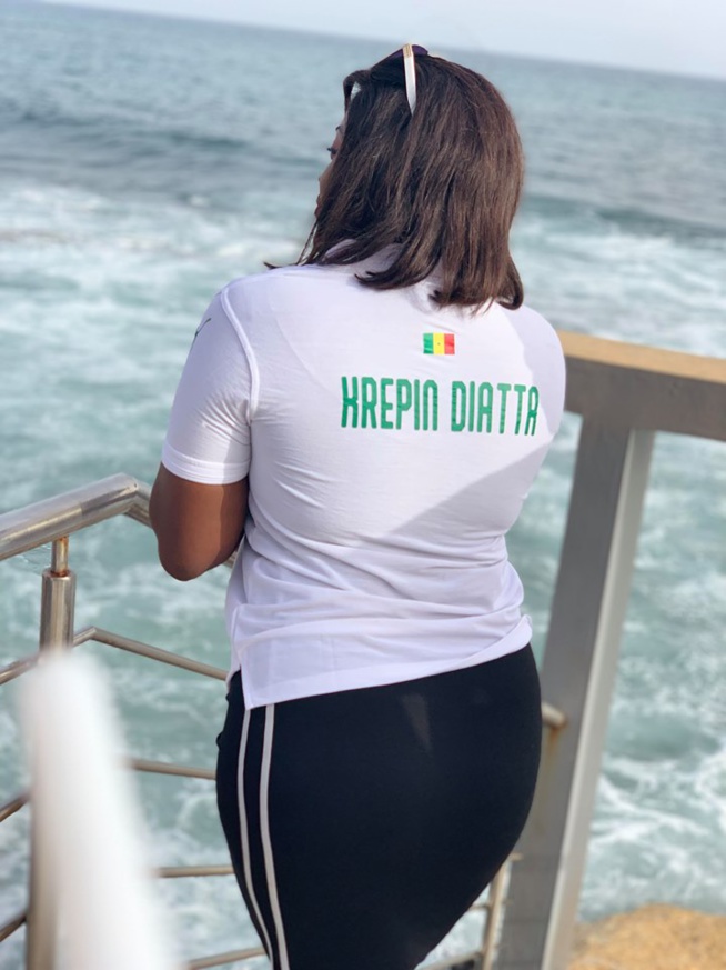 Voici la belle supportrice qui « déclare » sa flamme à krépin Diatta Voici la belle supportrice qui « déclare » sa flamme à krépin Diatta