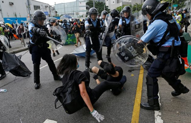 Intervention musclée de la police au parlement de Hong Kong Intervention musclée de la police au parlement de Hong Kong