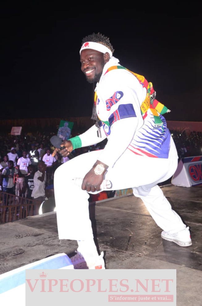 Ce que vous avez raté de l'entrée musclée de Boy Niang 2 de Pikine face au puncheur du Walo. REGARDEZ