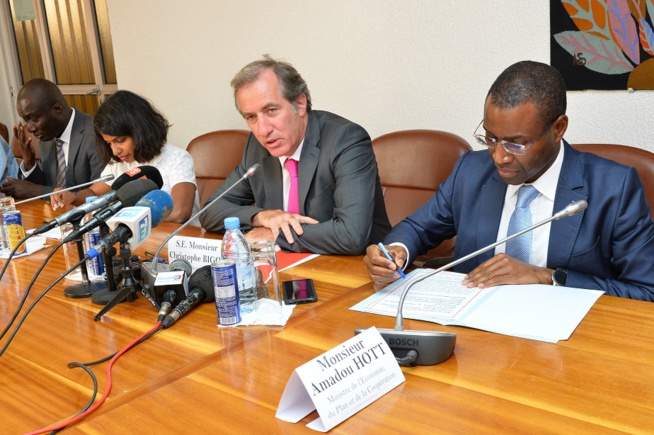 PHOTOS + DISCOURS : Cérémonie de signature de l'accord de financement du PADES, Etat du Sénégal / AFD