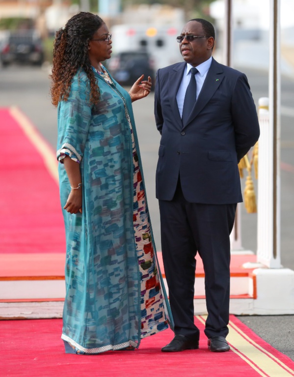 Elégance et classe, la Première Dame confirme sa réputation à l’accueil du roi du Swaziland