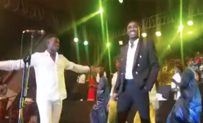 CICES: Waly Seck surprend Momo Dieng et surexcite le public. REGARDEZ CICES: Waly Seck surprend Momo Dieng et surexcite le public. REGARDEZ