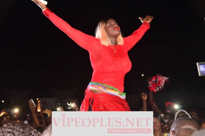 CICES REVIVEZ LES IMAGES EXPLOSIVES DU LIVE SHOW DE MOMO DIENG QUI GRAVIT LES ÉCHELONS.