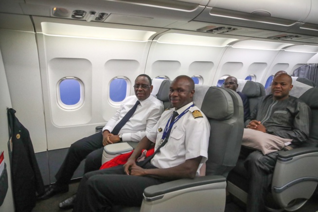 Retour de Niamey sur Fly Air Sénégal, le Président Macky SALL à bord du vol Retour de Niamey sur Fly Air Sénégal, le Président Macky SALL à bord du vol