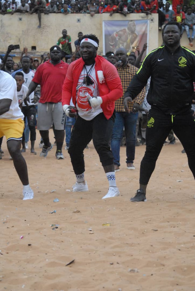 OPEN PRESSE: Boy Niang 2 de Pikine déclare le feu et ses flammes à son adversaire le 13 juillet. Un combat Al Bourakh Events drapeau Aliou Sall Maire de Guédiawaye.