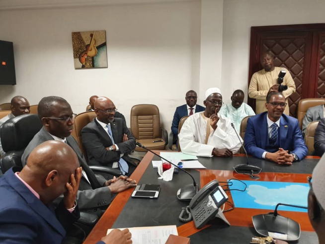Images de la cérémonie protocolaire de passation de service entre Cheikh Ameth Tidiane BA et Bassirou Samba NIASSE nouveau DG des Impôts et Domaines Images de la cérémonie protocolaire de passation de service entre Cheikh Ameth Tidiane BA et Bassirou Samba NIASSE nouveau DG des Impôts et Domaines