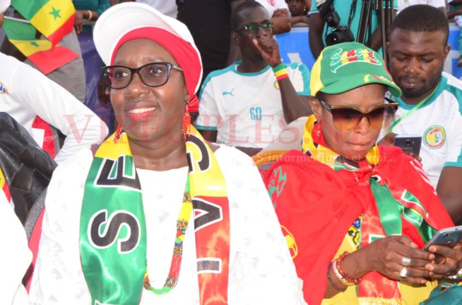 Comment les Sénégalais ont regardé le match du Sénégal face au Benin à la place de la nation avec Sidy Diop.