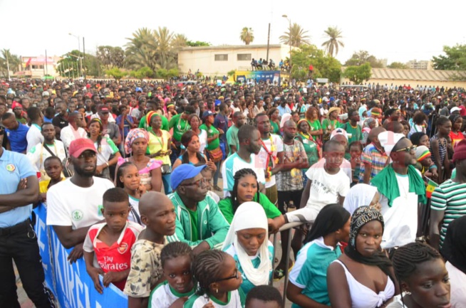 Comment les Sénégalais ont regardé le match du Sénégal face au Benin à la place de la nation avec Sidy Diop.