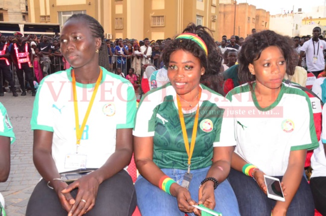 Comment les Sénégalais ont regardé le match du Sénégal face au Benin à la place de la nation avec Sidy Diop.