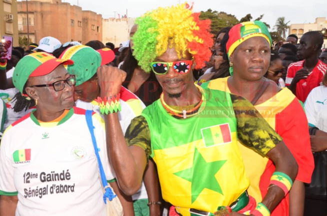 Comment les Sénégalais ont regardé le match du Sénégal face au Benin à la place de la nation avec Sidy Diop.