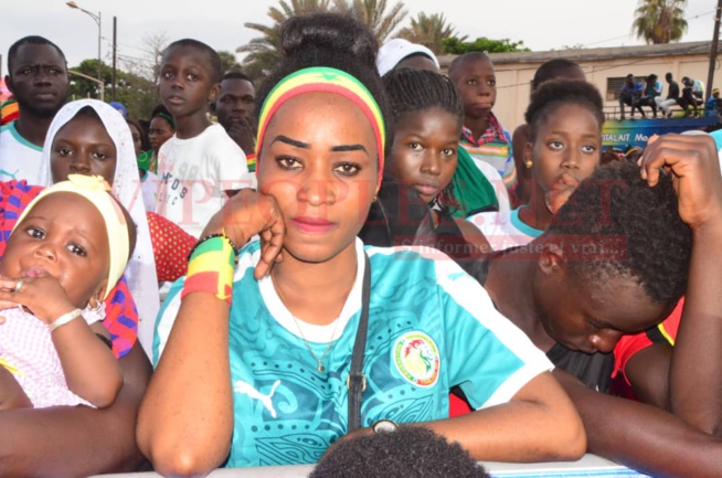 Comment les Sénégalais ont regardé le match du Sénégal face au Benin à la place de la nation avec Sidy Diop.