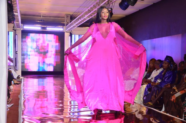 Bijou la gazelle noire impressionnante au défilé de Mounir Moda, une nouvelle étoile des podiums. Bijou la gazelle noire impressionnante au défilé de Mounir Moda, une nouvelle étoile des podiums.