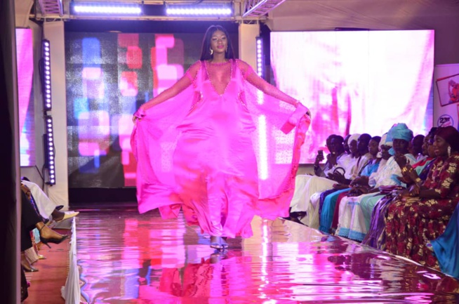 Bijou la gazelle noire impressionnante au défilé de Mounir Moda, une nouvelle étoile des podiums. Bijou la gazelle noire impressionnante au défilé de Mounir Moda, une nouvelle étoile des podiums.