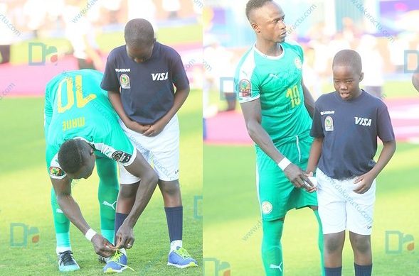 Le geste de classe de Sadio Mané qui refait le lacet d’un enfant