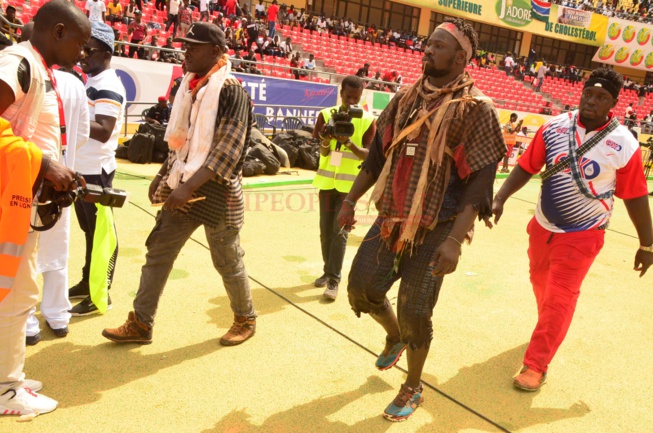 Ambiance et incident chez Boy Niang 2 en tre les GMI et supporters avant d'aller au stade.