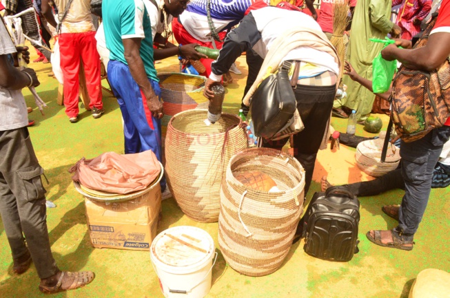 Arrivé de Boy Niang 2 , qui se dirige directement vers son "thioumikaye" Arrivé de Boy Niang 2 , qui se dirige directement vers son "thioumikaye"