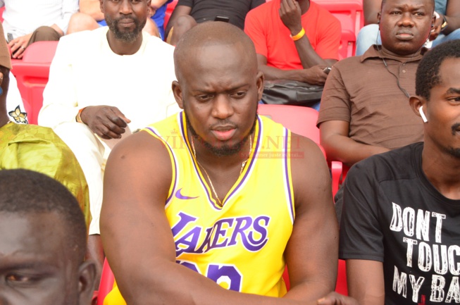 Aziz Ndiaye sur les gradins, donne une impression sur le combat Lac de Guier 2 et Boy Niang 2