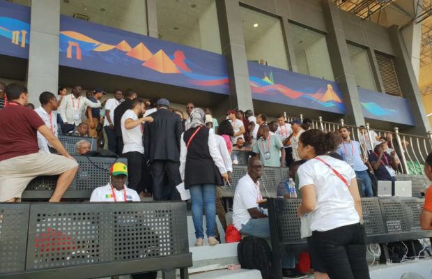 Dernière minute : Ça chauffe entre journalistes sénégalais et tunisiens au stade Dernière minute : Ça chauffe entre journalistes sénégalais et tunisiens au stade