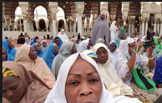 Aby Ndour : « C’est grâce à Tanor que j’ai pu me recueillir sur le mausolée du Prophète (PSL) » Aby Ndour : « C’est grâce à Tanor que j’ai pu me recueillir sur le mausolée du Prophète (PSL) »