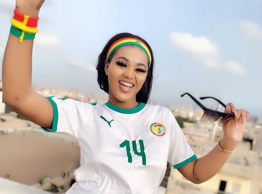 Supportrice des « Lions » Leina assomme les internautes, Elle met en avant ses atouts de femme