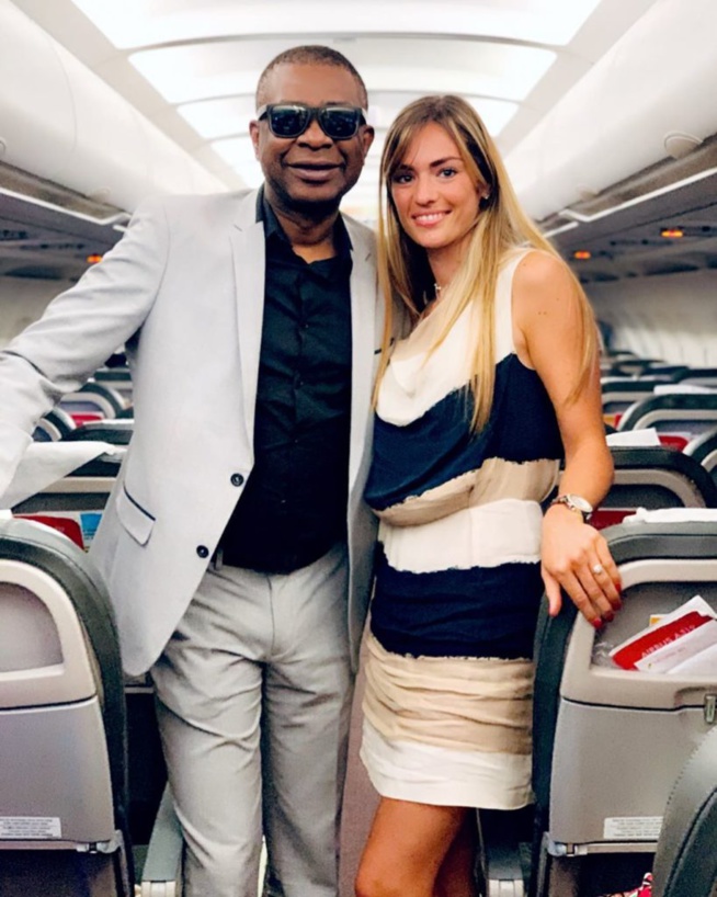 Direction Égypte: Youssou Ndour pose avec la femme de Gana Gueye Direction Égypte: Youssou Ndour pose avec la femme de Gana Gueye