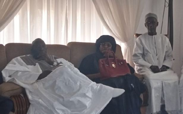 Condoléances chez OTD : La première Dame, Marième Faye Sall en solitaire, auprès de la famille de Tanor. Condoléances chez OTD : La première Dame, Marième Faye Sall en solitaire, auprès de la famille de Tanor.