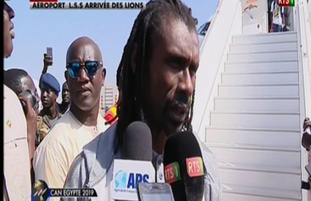Vidéo: Les premiers mots d’Aliou Cissé à sa descente de l’avion