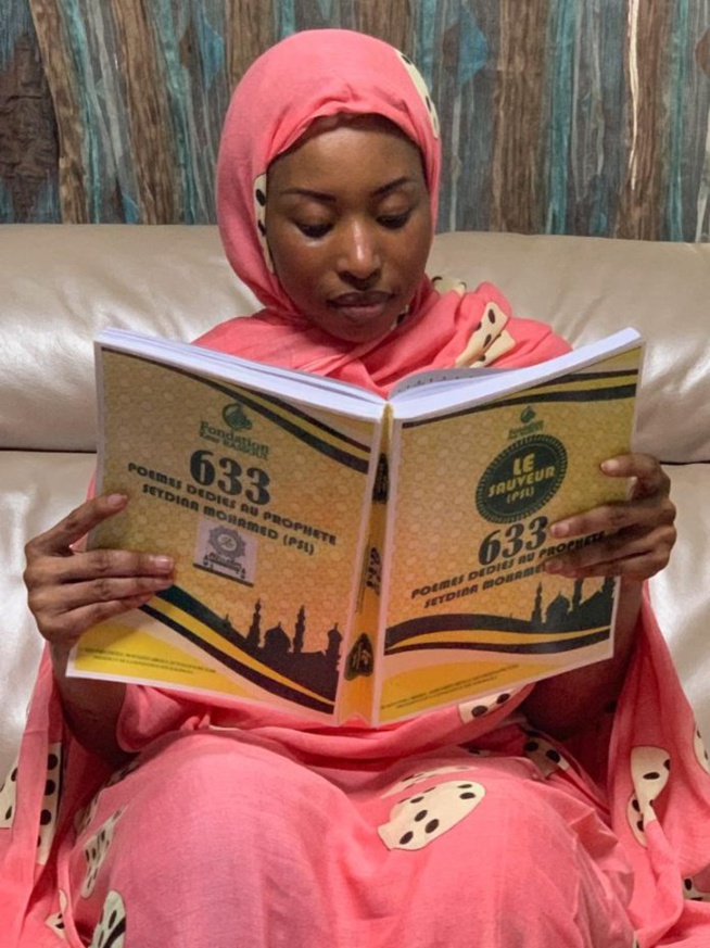 Bessel Basse de la TFM avec le livre le Sauveur (633 poèmes) juste avant son départ pour la Mecque Bessel Basse de la TFM avec le livre le Sauveur (633 poèmes) juste avant son départ pour la Mecque