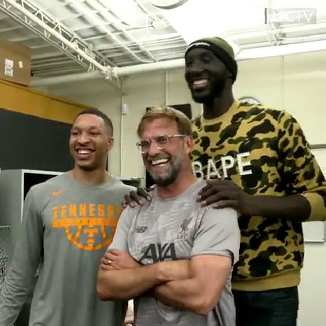 Le basketteur Sénégalais Tacko Fall en toute complicité avec Van Djik et J. Klopp Le basketteur Sénégalais Tacko Fall en toute complicité avec Van Djik et J. Klopp