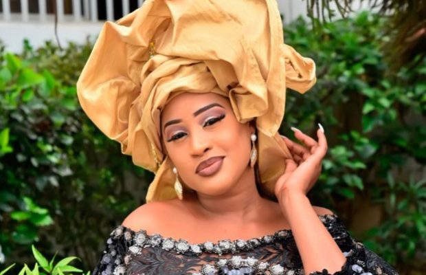 L’ACTRICE ESTHER NDIAYE RAYONNANTE EN « SAGNSÉ » SÉNÉGALAISE