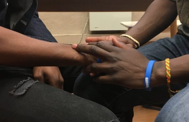 Filmé À La Plage Avec Son Copain, L’homosexuel Porte Plainte : La Police Arrête Tout Le Monde Filmé À La Plage Avec Son Copain, L’homosexuel Porte Plainte : La Police Arrête Tout Le Monde