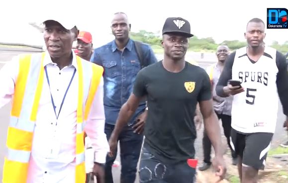 Vidéo – Aéroport Ziguinchor : Il est de retour ! Découvrez l’accueil particulièrement chaleureux …Sadio Mané bien accueillis en héros