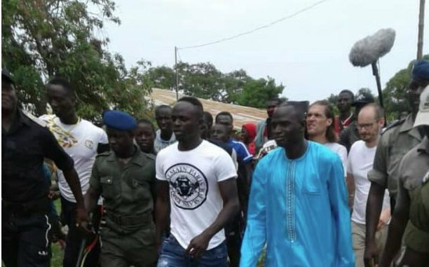 Sadio Mané se rend au lycée qu’il a construit pour les élèves de Bambali