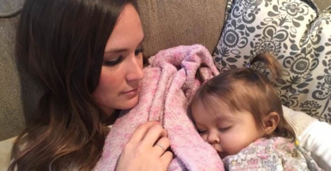 Cette baby-sitter sauve la vie de cette petite fille condamnée à mourir.... Cette baby-sitter sauve la vie de cette petite fille condamnée à mourir....