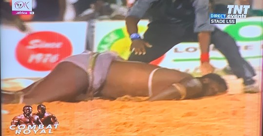 Modou Lo bat Eumeu Sène par K.O »Eumeu kheum na »