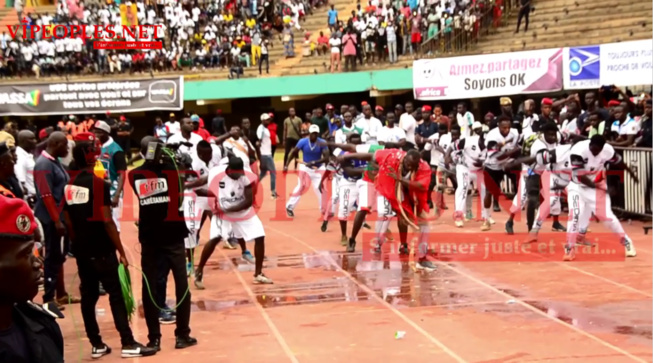 VIDEO : TOUSS DU NOUVEAU ROI DES ARENES MODOU LO FACE À EUMEU SENE.
