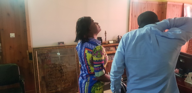 TITI la lionne, dans les locaux de la 2STV pour officialiser son partenariat pour le 17 aout au grand theatre. TITI la lionne, dans les locaux de la 2STV pour officialiser son partenariat pour le 17 aout au grand theatre.