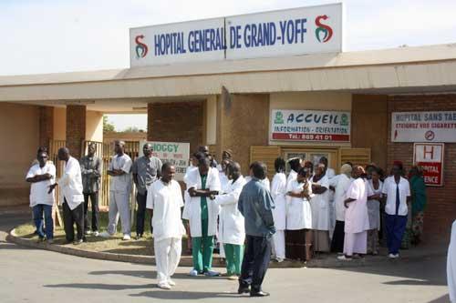 Mouvement d’humeur à l’Hôpital général de Grand Yoff. Les travailleurs, en sit-in, dénoncent la mauvaise gestion des finances