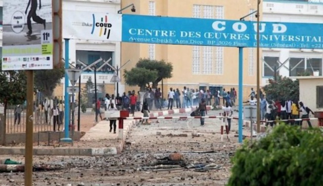 Tension à l’Ucad: les étudiants orientés dans le privé bloquent l’avenue Cheikh Anta Diop pendant 2 heures Tension à l’Ucad: les étudiants orientés dans le privé bloquent l’avenue Cheikh Anta Diop pendant 2 heures
