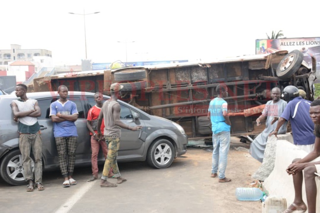 Témoignage d'une dame sur l'accident du car Ndiaga Ndiaye qui s'est renversé à hauteur de l'échangeur d'EMG Témoignage d'une dame sur l'accident du car Ndiaga Ndiaye qui s'est renversé à hauteur de l'échangeur d'EMG