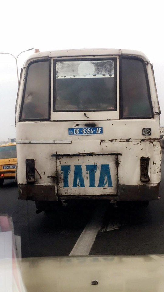 Un bus "Tata" en pleine circulation sans feu de signalisation Un bus "Tata" en pleine circulation sans feu de signalisation