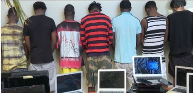 Cybercriminalité: 18 Nigérians arrêtés avec 250 ordinateurs, des faux passeports et des cartes bancaires à Ouakam Cybercriminalité: 18 Nigérians arrêtés avec 250 ordinateurs, des faux passeports et des cartes bancaires à Ouakam