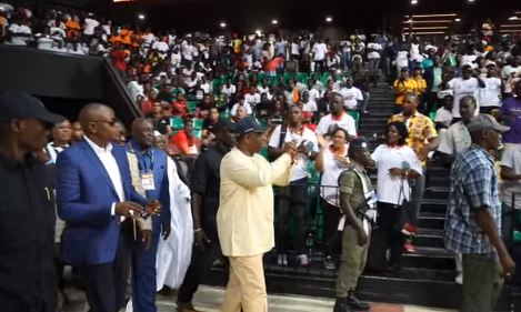 Vidéo – Un accueil chaleureux a été réservé au président Macky Sall à la cérémonie d’ouverture de l’Afrobasket