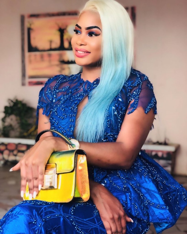 Sagnsé Tabaski 2018: Marichou se penche sur une robe bleue assortie de bretelles Sagnsé Tabaski 2018: Marichou se penche sur une robe bleue assortie de bretelles