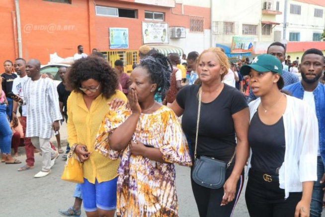 Décès de l’artiste Dj Arafat : des milliers de ‘’chinois’’, parents et amis mobilisés devant la polyclinique et refusent de croire Décès de l’artiste Dj Arafat : des milliers de ‘’chinois’’, parents et amis mobilisés devant la polyclinique et refusent de croire