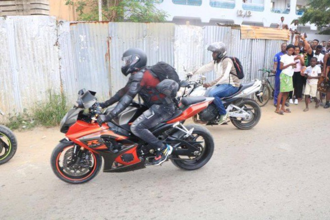 Décès de l’artiste Dj Arafat : des milliers de ‘’chinois’’, parents et amis mobilisés devant la polyclinique et refusent de croire Décès de l’artiste Dj Arafat : des milliers de ‘’chinois’’, parents et amis mobilisés devant la polyclinique et refusent de croire