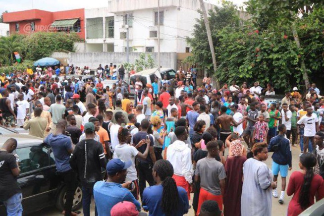 Décès de l’artiste Dj Arafat : des milliers de ‘’chinois’’, parents et amis mobilisés devant la polyclinique et refusent de croire Décès de l’artiste Dj Arafat : des milliers de ‘’chinois’’, parents et amis mobilisés devant la polyclinique et refusent de croire